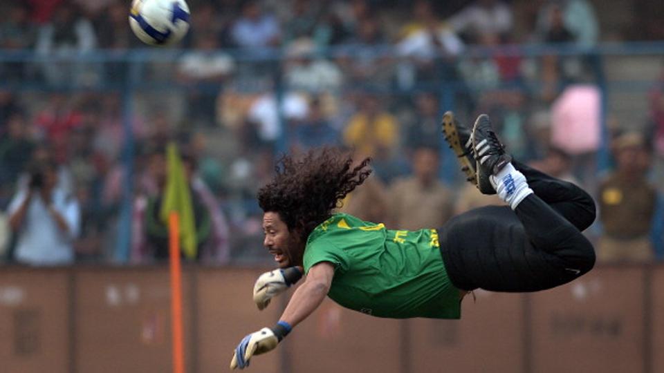 Apa Kabar Rene Higuita? Kiper nyentrik pemilik scorpion kick saat Inggris vs Kolombia pada tahun 1995 lalu, kini memangkas rambut gondrongnya. - INDOSPORT